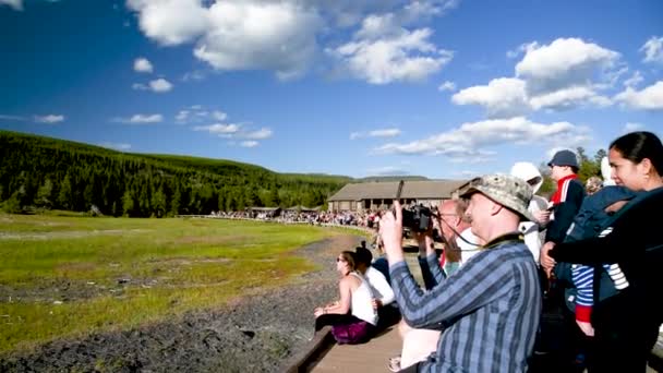 YELLOWSTONE, EE.UU. - JULIO 2019: Los turistas disfrutan de la erupción del Old Faithful Geyser en una maravillosa tarde de verano — Vídeos de Stock