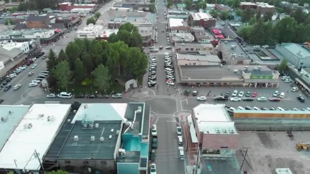 JACKSON HOLE, WY - JULI 2019: Flygfoto över vackra stadsbilden och landsbygden i skymningen — Stockvideo