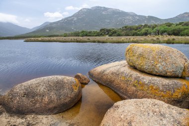Wilsons Promontory Ulusal Parkı, Avustralya. Gelgit nehri ve kayalar.