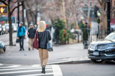 New York caddesinde yürüyen güzel sarışın iş kadınının arkadan görünüşü.