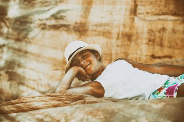 Hasır şapka giyen mutlu genç kız yazın ABD Ulusal Parkı 'nı ziyaret ediyor..