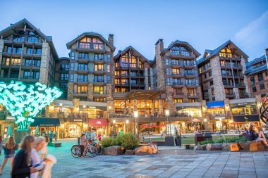 VAIL, CO - HAZİRAN 2ND, 2019: Yaz aylarında turistlerle birlikte geceleyin şehir meydanı.