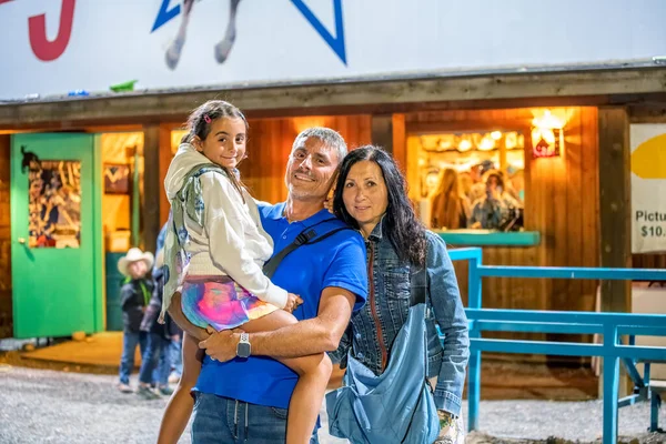 Familia Feliz Visitando Espectáculo Rodeo Wyoming Concepto Turístico — Foto de Stock