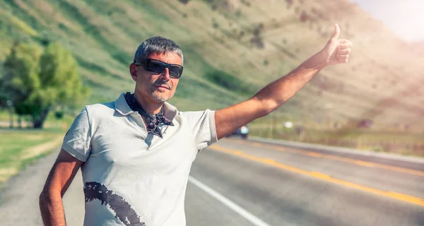 Tiro Livre Carona Homem Viagem Longo Uma Estrada Rural Shirt — Fotografia de Stock