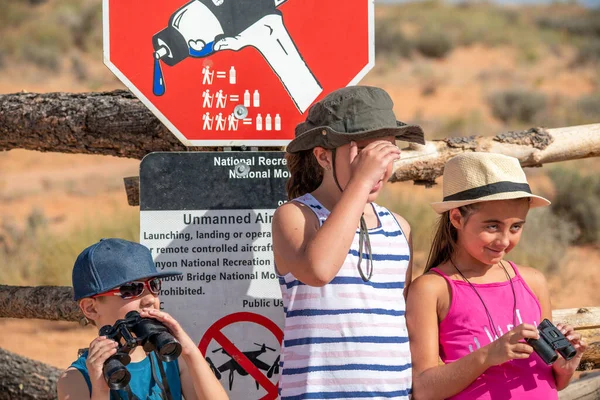 Tres Niños Con Sombreros Entrada Parque Nacional Temporada Verano — Foto de Stock