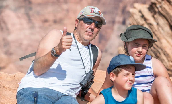 Famiglia Indossa Cappelli Visitare Parco Nazionale Nella Stagione Estiva — Foto Stock