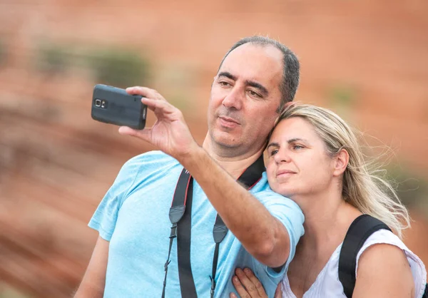 Casal Feliz Tirando Selfie Parque Nacional — Fotografia de Stock