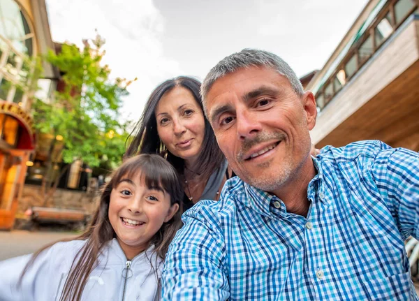 Gelukkige Familie Bezoek Stad Nemen Selfies — Stockfoto
