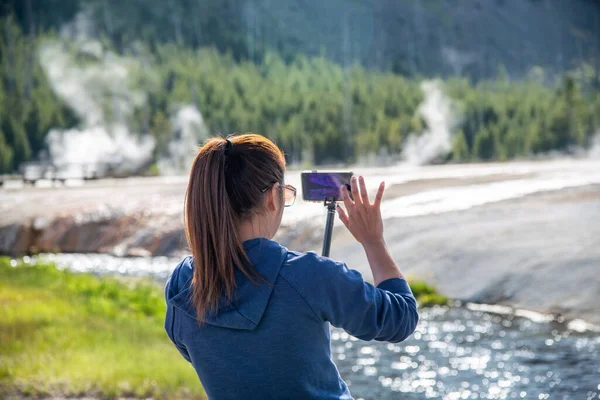 Donna Che Fotografa Fiume Firehole Nel Parco Nazionale Yellowstone — Foto Stock