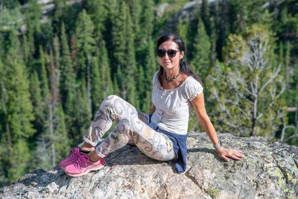 Kavkazská Turistka Sedící Skále Nad Lesy Národního Parku — Stock fotografie