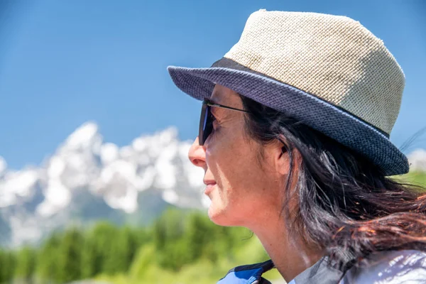 Mulher Desfrutando Tempo Aventura Paisagem Montanha — Fotografia de Stock