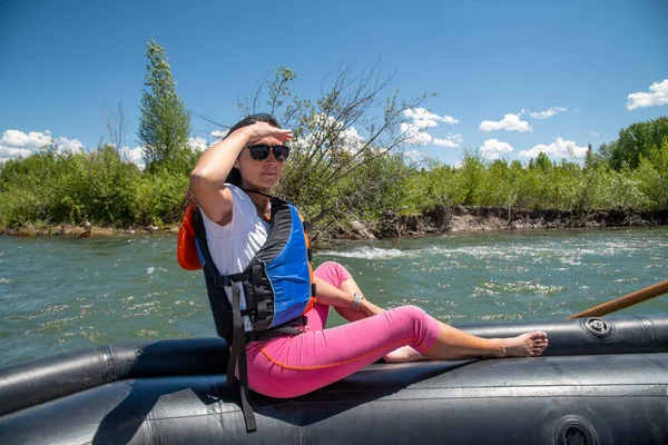 Жінка Насолоджується Пригодницьким Часом Гірському Пейзажі Річковому Човні — стокове фото
