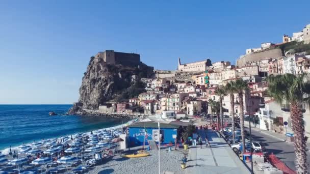 SCILLA, ITALIEN - JUNI 2017: Strand und Touristen im Sommer — Stockvideo