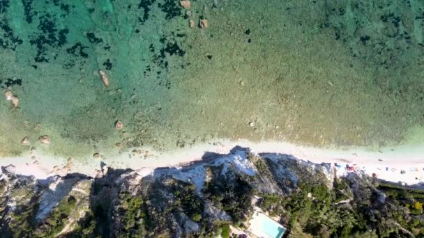 Νήσος Έλμπα, Ιταλία. Καταπληκτική θέα προς τα κάτω εναέρια από drone του Capo Bianco Beach κοντά Portoferraio — Αρχείο Βίντεο