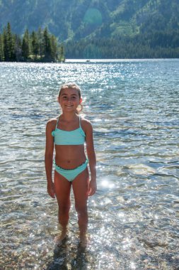 Dağ gölünde banyo yapan tatlı bir genç kız..