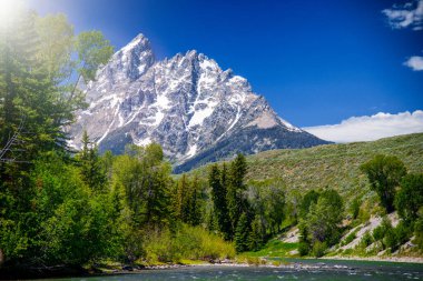 Yazın, Wyoming, ABD 'de inanılmaz Grand Teton Tepeleri