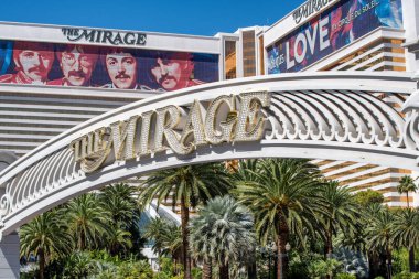 LAS VEGAS, NV - 17 Temmuz 2019: Güzel bir yaz gününde Mirage Kumarhanesi.