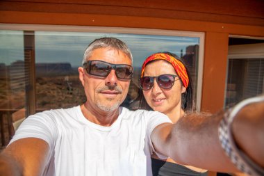 Anıt Vadisi 'nin önündeki terasta selfie çeken çift eğleniyor..
