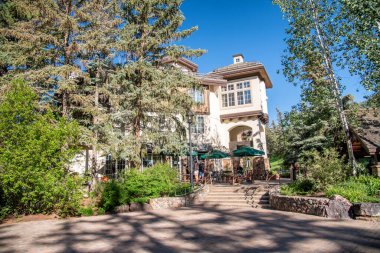VAIL, CO - HAZİRAN 3RD, 2019: Güneşli bir yaz gününde güzel bir şehir otelinin dışı.