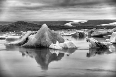 Geceleyin Jokulsarlon Gölünde yüzen buzdağları, İzlanda.