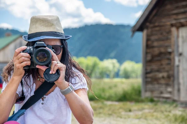 Mulher Usando Chapéu Palha Fazendo Fotos Landscpae Montanha Com Cabana — Fotografia de Stock