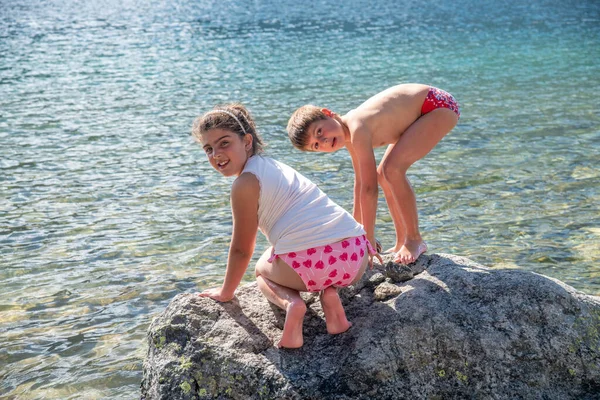 Маленькая нудистка Маленькая нудистка images libres de droit, photos de Маленькая нудистка | Depositphotos