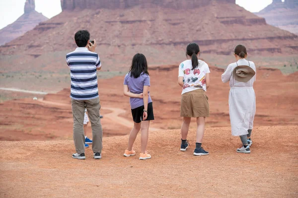 Visão Traseira Grupo Turistas Apreciando Paisagem Monument Valley — Fotografia de Stock