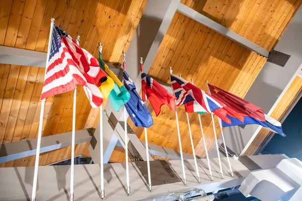 Tahta Bir Binanın Tepesinde Dünya Bayrakları Sallıyor — Stok fotoğraf