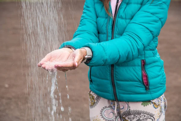 Dorstige Vrouw Vangt Water Uit Douche Met Haar Handen Buiten — Stockfoto