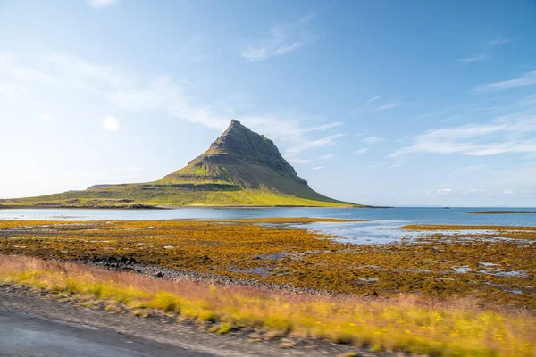 Den Pittoreska Solnedgången Över Landskap Och Vattenfall Kirkjufell Berg Island — Stockfoto
