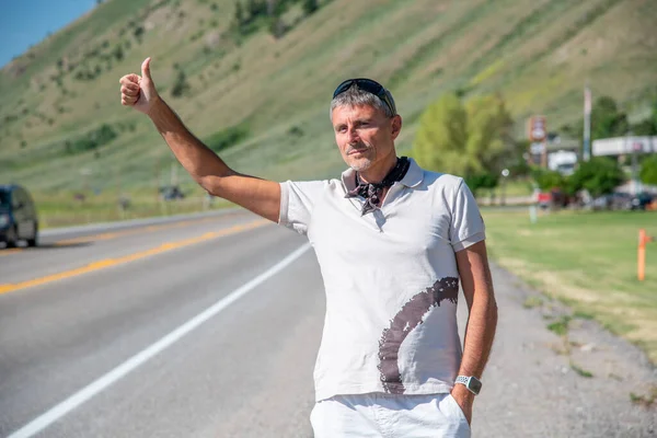 Utomhus Bild Resande Man Liftar Längs Landsbygd Väg Avslappnad Shirt — Stockfoto