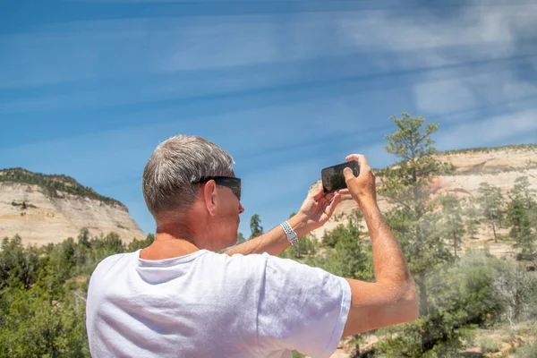 Visão Traseira Turista Masculino Camiseta Tirando Fotos Parque Nacional Conceito — Fotografia de Stock