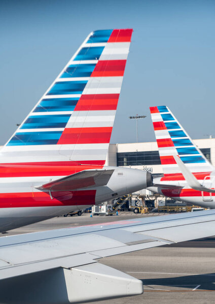 ЛОС-АНДЖЕЛЕС, Калифорния - 17 июля 2019 года: Американские самолеты авиакомпании в городском аэропорту. AA - крупная авиакомпания США
.