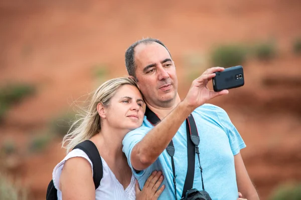 Coppia Felice Scattare Selfie Nel Parco Nazionale — Foto Stock