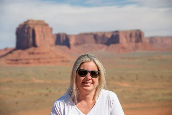 Mulher Loira Desfrutando Visita Monument Valley Eua — Fotografia de Stock
