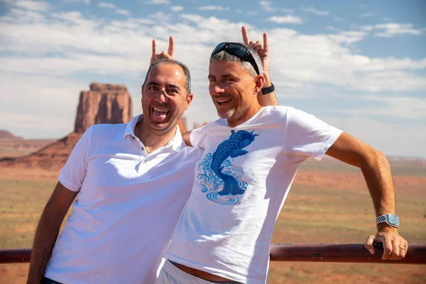 Dos Hombres Bromeando Divirtiéndose Visitando Monument Valley — Foto de Stock