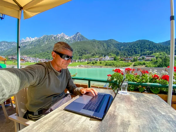 Hombre Relajado Trabajando Con Portátil Frente Lago Montaña Concepto Negocios — Foto de Stock