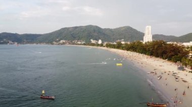 Patong Sahili ve Phuket şehir manzarası gün batımında, Tayland