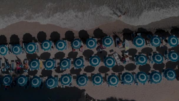 Deštníky na pláži Sansone, ostrov Elba. Zpomalený pohyb — Stock video