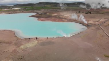 Hver Myvatn Gölü 'nün sıcak jeotermal havuzu. İzlanda mavi su buharı, hava manzarası