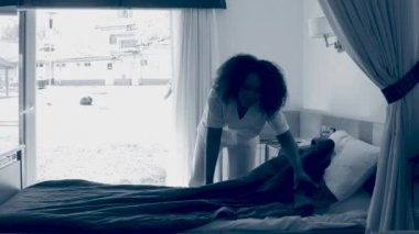 Genç hemşire hastane yatağını temizliyor. Sepya tonlandırılmış