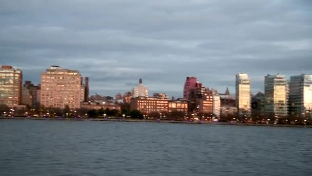 Blick auf die Skyline von Manhattan bei Sonnenuntergang vom fahrenden Boot auf dem Hudson River — Stockvideo