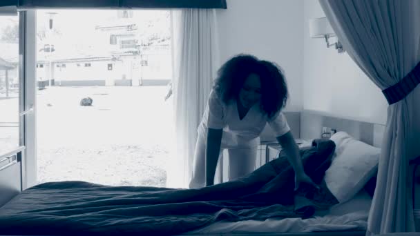 Enfermera joven limpiando cama de hospital. Sepia tonificada — Vídeo de stock