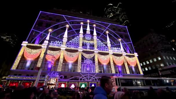 NOVA CIDADE DA IORQUE - DEZEMBRO DE 2018: Saks night lights show em Manhattan, Nova York, EUA — Vídeo de Stock