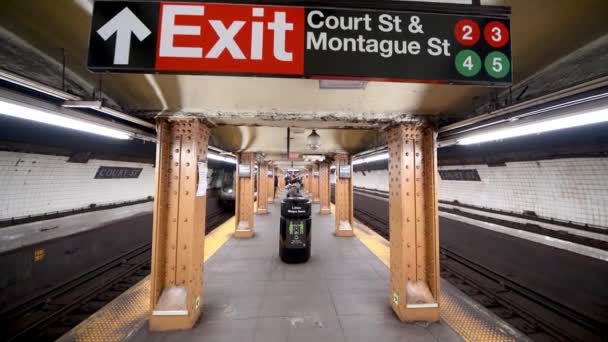 NEW YORK CITY, ABD - 6 Aralık 2018: Tren Manhattan 'daki metro istasyonuna gece varır — Stok video