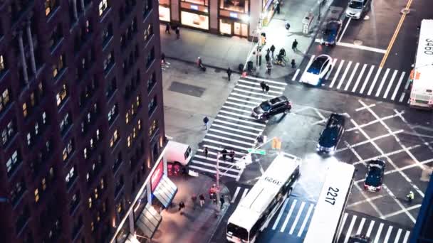 NUEVA YORK CITY - DICIEMBRE 2018: Vista aérea aérea del tráfico nocturno de Manhattan en cámara lenta, Nueva York, EE.UU. — Vídeos de Stock