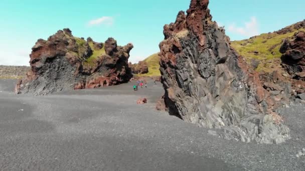 Pobřeží Djupalonssandur na Islandu. Úžasný výhled na dron v letní sezóně. Zpomalený pohyb — Stock video