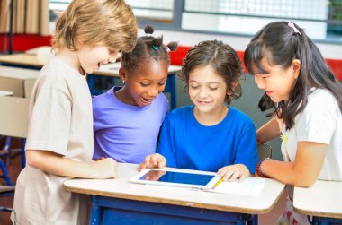 İlkokul sahnesi. Sınıftaki çok ırklı sınıf arkadaşları birlikte öğreniyor. Okul konseptine dönelim.