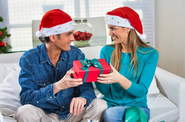Kersttafereel Thuis Man Vrouw Wisselen Geschenken Uit — Stockfoto