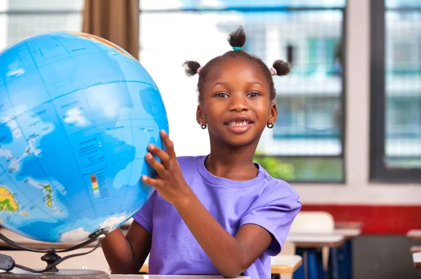 Basisschool Scene Afrikaans Schoolmeisje Met Behulp Van Wereld Globe Klas — Stockfoto